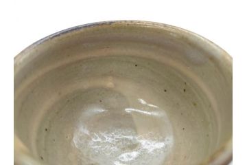 重要無形文化財　人間国宝　島岡達三　辰砂釉　赤絵　草花文　深みのある色合いが素敵なぐい呑(酒器、ぐい呑み、和食器、共箱付き)(R-074571)
