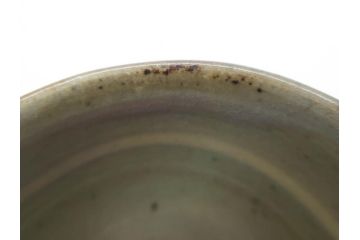 重要無形文化財　人間国宝　島岡達三　辰砂釉　赤絵　草花文　深みのある色合いが素敵なぐい呑(酒器、ぐい呑み、和食器、共箱付き)(R-074571)