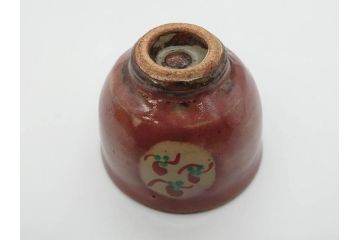 重要無形文化財　人間国宝　島岡達三　辰砂釉　赤絵　草花文　深みのある色合いが素敵なぐい呑(酒器、ぐい呑み、和食器、共箱付き)(R-074571)