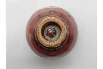 重要無形文化財　人間国宝　島岡達三　辰砂釉　赤絵　草花文　深みのある色合いが素敵なぐい呑(酒器、ぐい呑み、和食器、共箱付き)(R-074571)