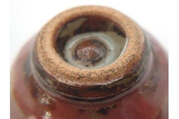 重要無形文化財　人間国宝　島岡達三　辰砂釉　赤絵　草花文　深みのある色合いが素敵なぐい呑(酒器、ぐい呑み、和食器、共箱付き)(R-074571)