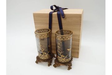 稀少　フランス　1880年〜1900年頃　オールドバカラ　Baccarat　ジャポニズム　花鳥文　金彩　台座付き　細やかな意匠が施されたエレガントな雰囲気溢れる花瓶2個セット(フルレッドクリスタルガラス、筒型、花器、花入れ、箱付き)(R-074575)