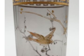 稀少　フランス　1880年〜1900年頃　オールドバカラ　Baccarat　ジャポニズム　花鳥文　金彩　台座付き　細やかな意匠が施されたエレガントな雰囲気溢れる花瓶2個セット(フルレッドクリスタルガラス、筒型、花器、花入れ、箱付き)(R-074575)