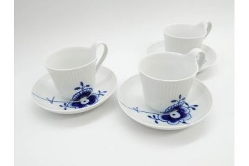 デンマーク　ROYAL COPENHAGEN(ロイヤルコペンハーゲン)　ブルーフルーテッド　メガ　大胆かつ繊細なデザインに魅了されるハイハンドルカップ&ソーサー3客セット(C&S、洋食器)(R-074579)