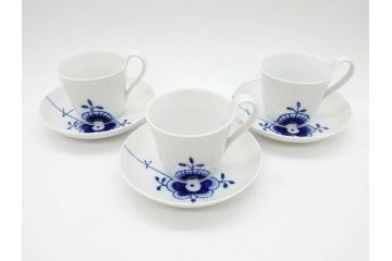 デンマーク　ROYAL COPENHAGEN(ロイヤルコペンハーゲン)　ブルーフルーテッド　メガ　大胆かつ繊細なデザインに魅了されるハイハンドルカップ&ソーサー3客セット(C&S、洋食器)(R-074579)