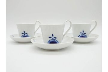 デンマーク　ROYAL COPENHAGEN(ロイヤルコペンハーゲン)　ブルーフルーテッド　メガ　大胆かつ繊細なデザインに魅了されるハイハンドルカップ&ソーサー3客セット(C&S、洋食器)(R-074579)