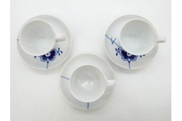 デンマーク　ROYAL COPENHAGEN(ロイヤルコペンハーゲン)　ブルーフルーテッド　メガ　大胆かつ繊細なデザインに魅了されるハイハンドルカップ&ソーサー3客セット(C&S、洋食器)(R-074579)