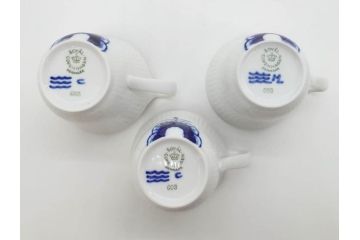 デンマーク　ROYAL COPENHAGEN(ロイヤルコペンハーゲン)　ブルーフルーテッド　メガ　大胆かつ繊細なデザインに魅了されるハイハンドルカップ&ソーサー3客セット(C&S、洋食器)(R-074579)