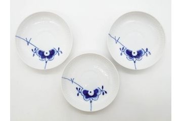 デンマーク　ROYAL COPENHAGEN(ロイヤルコペンハーゲン)　ブルーフルーテッド　メガ　大胆かつ繊細なデザインに魅了されるハイハンドルカップ&ソーサー3客セット(C&S、洋食器)(R-074579)