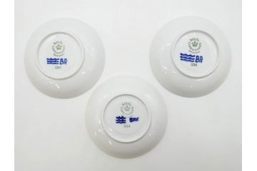 デンマーク　ROYAL COPENHAGEN(ロイヤルコペンハーゲン)　ブルーフルーテッド　メガ　大胆かつ繊細なデザインに魅了されるハイハンドルカップ&ソーサー3客セット(C&S、洋食器)(R-074579)
