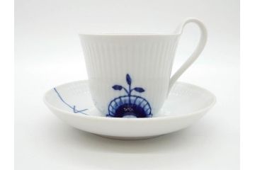 デンマーク　ROYAL COPENHAGEN(ロイヤルコペンハーゲン)　ブルーフルーテッド　メガ　大胆かつ繊細なデザインに魅了されるハイハンドルカップ&ソーサー3客セット(C&S、洋食器)(R-074579)