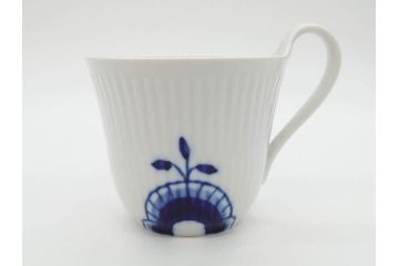 デンマーク　ROYAL COPENHAGEN(ロイヤルコペンハーゲン)　ブルーフルーテッド　メガ　大胆かつ繊細なデザインに魅了されるハイハンドルカップ&ソーサー3客セット(C&S、洋食器)(R-074579)