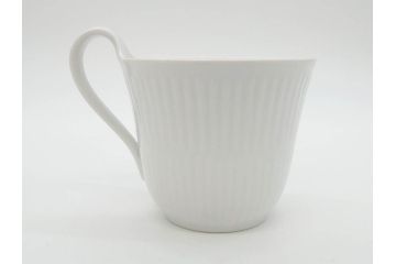 デンマーク　ROYAL COPENHAGEN(ロイヤルコペンハーゲン)　ブルーフルーテッド　メガ　大胆かつ繊細なデザインに魅了されるハイハンドルカップ&ソーサー3客セット(C&S、洋食器)(R-074579)