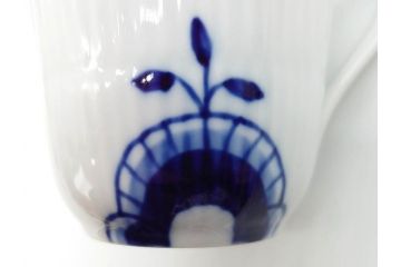 デンマーク　ROYAL COPENHAGEN(ロイヤルコペンハーゲン)　ブルーフルーテッド　メガ　大胆かつ繊細なデザインに魅了されるハイハンドルカップ&ソーサー3客セット(C&S、洋食器)(R-074579)