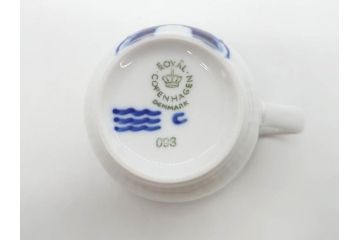 デンマーク　ROYAL COPENHAGEN(ロイヤルコペンハーゲン)　ブルーフルーテッド　メガ　大胆かつ繊細なデザインに魅了されるハイハンドルカップ&ソーサー3客セット(C&S、洋食器)(R-074579)