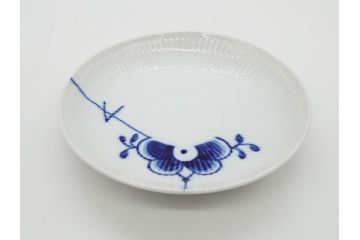 デンマーク　ROYAL COPENHAGEN(ロイヤルコペンハーゲン)　ブルーフルーテッド　メガ　大胆かつ繊細なデザインに魅了されるハイハンドルカップ&ソーサー3客セット(C&S、洋食器)(R-074579)