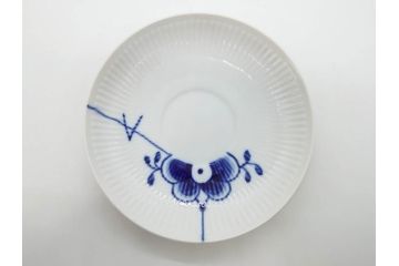 デンマーク　ROYAL COPENHAGEN(ロイヤルコペンハーゲン)　ブルーフルーテッド　メガ　大胆かつ繊細なデザインに魅了されるハイハンドルカップ&ソーサー3客セット(C&S、洋食器)(R-074579)
