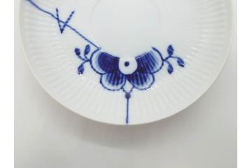 デンマーク　ROYAL COPENHAGEN(ロイヤルコペンハーゲン)　ブルーフルーテッド　メガ　大胆かつ繊細なデザインに魅了されるハイハンドルカップ&ソーサー3客セット(C&S、洋食器)(R-074579)