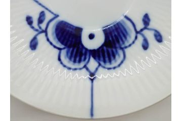 デンマーク　ROYAL COPENHAGEN(ロイヤルコペンハーゲン)　ブルーフルーテッド　メガ　大胆かつ繊細なデザインに魅了されるハイハンドルカップ&ソーサー3客セット(C&S、洋食器)(R-074579)