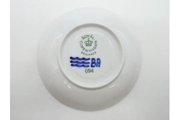 デンマーク　ROYAL COPENHAGEN(ロイヤルコペンハーゲン)　ブルーフルーテッド　メガ　大胆かつ繊細なデザインに魅了されるハイハンドルカップ&ソーサー3客セット(C&S、洋食器)(R-074579)