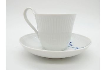 デンマーク　ROYAL COPENHAGEN(ロイヤルコペンハーゲン)　ブルーフルーテッド　メガ　大胆かつ繊細なデザインに魅了されるハイハンドルカップ&ソーサー3客セット(C&S、洋食器)(R-074579)