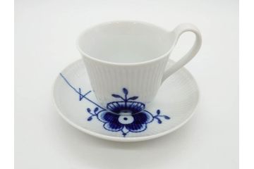 デンマーク　ROYAL COPENHAGEN(ロイヤルコペンハーゲン)　ブルーフルーテッド　メガ　大胆かつ繊細なデザインに魅了されるハイハンドルカップ&ソーサー3客セット(C&S、洋食器)(R-074579)
