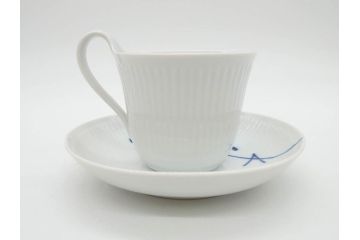 デンマーク　ROYAL COPENHAGEN(ロイヤルコペンハーゲン)　ブルーフルーテッド　メガ　大胆かつ繊細なデザインに魅了されるハイハンドルカップ&ソーサー3客セット(C&S、洋食器)(R-074579)