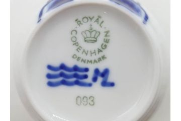 デンマーク　ROYAL COPENHAGEN(ロイヤルコペンハーゲン)　ブルーフルーテッド　メガ　大胆かつ繊細なデザインに魅了されるハイハンドルカップ&ソーサー3客セット(C&S、洋食器)(R-074579)