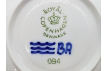 デンマーク　ROYAL COPENHAGEN(ロイヤルコペンハーゲン)　ブルーフルーテッド　メガ　大胆かつ繊細なデザインに魅了されるハイハンドルカップ&ソーサー3客セット(C&S、洋食器)(R-074579)