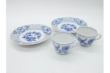ドイツ　マイセン　Meissen　ブルーオニオン　意匠をこらした凝ったデザインが魅力的なモカカップ2客&オープンワーク透かしプレート2枚セット(皿、洋食器)(R-074581)