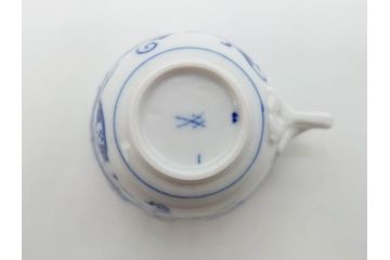 ドイツ　マイセン　Meissen　ブルーオニオン　意匠をこらした凝ったデザインが魅力的なモカカップ2客&オープンワーク透かしプレート2枚セット(皿、洋食器)(R-074581)