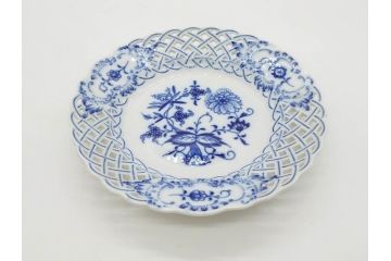ドイツ　マイセン　Meissen　ブルーオニオン　意匠をこらした凝ったデザインが魅力的なモカカップ2客&オープンワーク透かしプレート2枚セット(皿、洋食器)(R-074581)