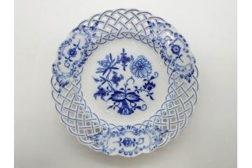 ドイツ　マイセン　Meissen　ブルーオニオン　意匠をこらした凝ったデザインが魅力的なモカカップ2客&オープンワーク透かしプレート2枚セット(皿、洋食器)(R-074581)