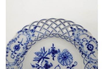 ドイツ　マイセン　Meissen　ブルーオニオン　意匠をこらした凝ったデザインが魅力的なモカカップ2客&オープンワーク透かしプレート2枚セット(皿、洋食器)(R-074581)