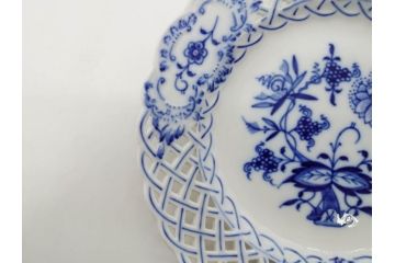 ドイツ　マイセン　Meissen　ブルーオニオン　意匠をこらした凝ったデザインが魅力的なモカカップ2客&オープンワーク透かしプレート2枚セット(皿、洋食器)(R-074581)