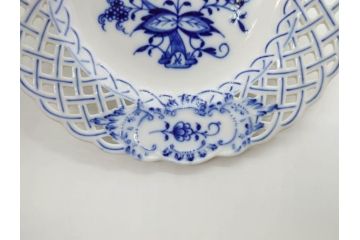 ドイツ　マイセン　Meissen　ブルーオニオン　意匠をこらした凝ったデザインが魅力的なモカカップ2客&オープンワーク透かしプレート2枚セット(皿、洋食器)(R-074581)