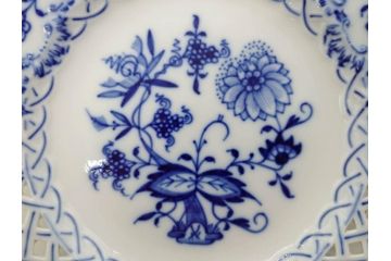 ドイツ　マイセン　Meissen　ブルーオニオン　意匠をこらした凝ったデザインが魅力的なモカカップ2客&オープンワーク透かしプレート2枚セット(皿、洋食器)(R-074581)