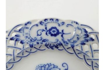 ドイツ　マイセン　Meissen　ブルーオニオン　意匠をこらした凝ったデザインが魅力的なモカカップ2客&オープンワーク透かしプレート2枚セット(皿、洋食器)(R-074581)