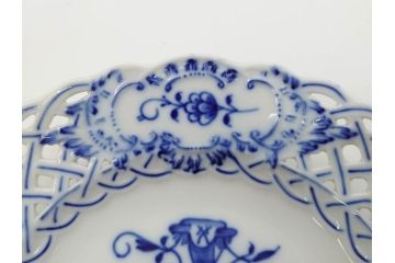 ドイツ　マイセン　Meissen　ブルーオニオン　意匠をこらした凝ったデザインが魅力的なモカカップ2客&オープンワーク透かしプレート2枚セット(皿、洋食器)(R-074581)