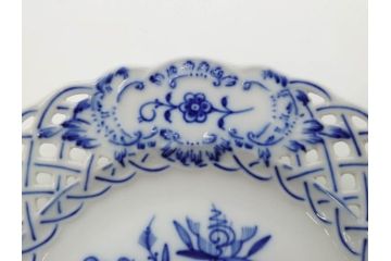 ドイツ　マイセン　Meissen　ブルーオニオン　意匠をこらした凝ったデザインが魅力的なモカカップ2客&オープンワーク透かしプレート2枚セット(皿、洋食器)(R-074581)