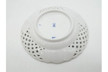 ドイツ　マイセン　Meissen　ブルーオニオン　意匠をこらした凝ったデザインが魅力的なモカカップ2客&オープンワーク透かしプレート2枚セット(皿、洋食器)(R-074581)