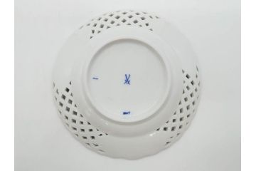 ドイツ　マイセン　Meissen　ブルーオニオン　意匠をこらした凝ったデザインが魅力的なモカカップ2客&オープンワーク透かしプレート2枚セット(皿、洋食器)(R-074581)