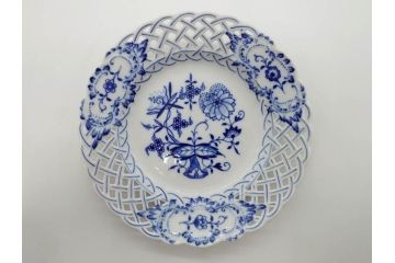 ドイツ　マイセン　Meissen　ブルーオニオン　意匠をこらした凝ったデザインが魅力的なモカカップ2客&オープンワーク透かしプレート2枚セット(皿、洋食器)(R-074581)