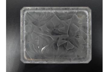 アンティーク　1920年代　レア　ルネ・ラリック(R.LALIQUE)　ツバメ　手彫り　職人による繊細な技法とデザインが美しいシガレットケース(ボックス、たばこ(タバコ)箱、小物入れ、アクセサリートレイ、ガラス、鳥)(R-074584)