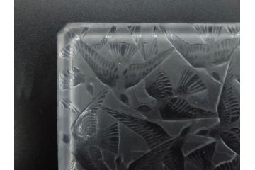 アンティーク　1920年代　レア　ルネ・ラリック(R.LALIQUE)　ツバメ　手彫り　職人による繊細な技法とデザインが美しいシガレットケース(ボックス、たばこ(タバコ)箱、小物入れ、アクセサリートレイ、ガラス、鳥)(R-074584)