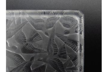 アンティーク　1920年代　レア　ルネ・ラリック(R.LALIQUE)　ツバメ　手彫り　職人による繊細な技法とデザインが美しいシガレットケース(ボックス、たばこ(タバコ)箱、小物入れ、アクセサリートレイ、ガラス、鳥)(R-074584)