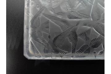 アンティーク　1920年代　レア　ルネ・ラリック(R.LALIQUE)　ツバメ　手彫り　職人による繊細な技法とデザインが美しいシガレットケース(ボックス、たばこ(タバコ)箱、小物入れ、アクセサリートレイ、ガラス、鳥)(R-074584)