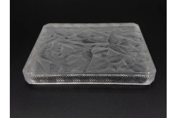 アンティーク　1920年代　レア　ルネ・ラリック(R.LALIQUE)　ツバメ　手彫り　職人による繊細な技法とデザインが美しいシガレットケース(ボックス、たばこ(タバコ)箱、小物入れ、アクセサリートレイ、ガラス、鳥)(R-074584)