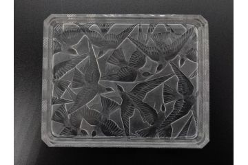 アンティーク　1920年代　レア　ルネ・ラリック(R.LALIQUE)　ツバメ　手彫り　職人による繊細な技法とデザインが美しいシガレットケース(ボックス、たばこ(タバコ)箱、小物入れ、アクセサリートレイ、ガラス、鳥)(R-074584)