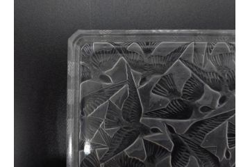 アンティーク　1920年代　レア　ルネ・ラリック(R.LALIQUE)　ツバメ　手彫り　職人による繊細な技法とデザインが美しいシガレットケース(ボックス、たばこ(タバコ)箱、小物入れ、アクセサリートレイ、ガラス、鳥)(R-074584)